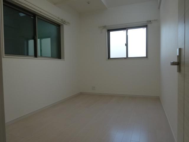 Non-living room. Western-style about 5.9 Pledge