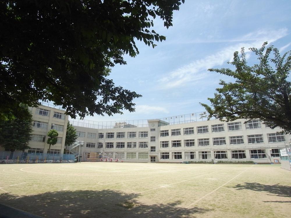 Primary school. 515m to Bunkyo Ward Sendagi Elementary School