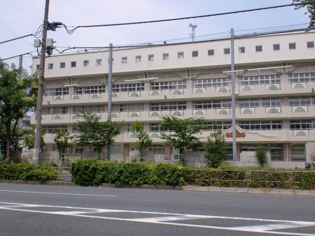 Primary school. Kubomachi up to elementary school (elementary school) 720m