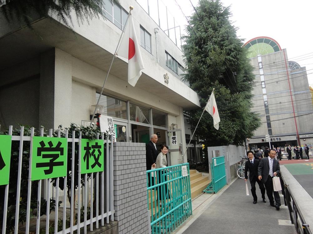 Primary school. 490m to Bunkyo Tatsuyanagi cho Elementary School
