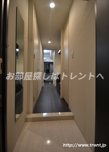 Entrance. We are using a photo of the room in the same building 1K type. Your reference