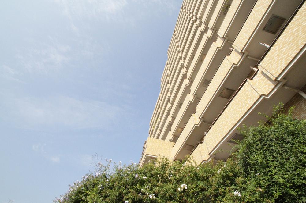 Local appearance photo. Quaint appearance, surrounded by planting. The entered the front there is a management office (Jukomi). Entrance (10 May 2013) Shooting.