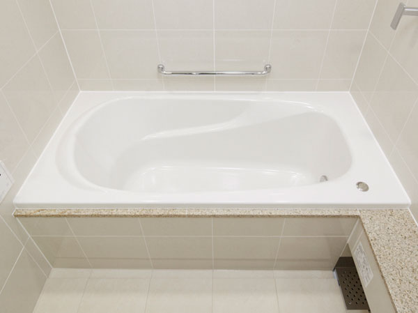 Bathing-wash room.  [Warm bath] By covering the tub with a heat insulating material, The bath will be difficult to cool. The little displaced families bathing time, The effect of reducing the utility costs will be higher.