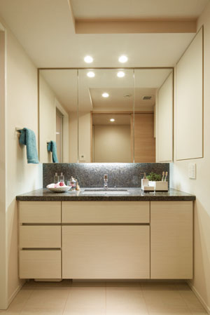 Bathing-wash room.  [bathroom] In the evening in the morning, Dressing room, Important place to switch the heart of the switch among the living. Does not also essential enhancement of the basic functions, It is also important a good space of the comfortably use quality to it more. The counter top, Using natural granite we have extended the interior of. Also, Also built-in three-sided mirror and a variety of storage space by the large mirror, And finished in such a way that a feeling of cleanliness and clean design.