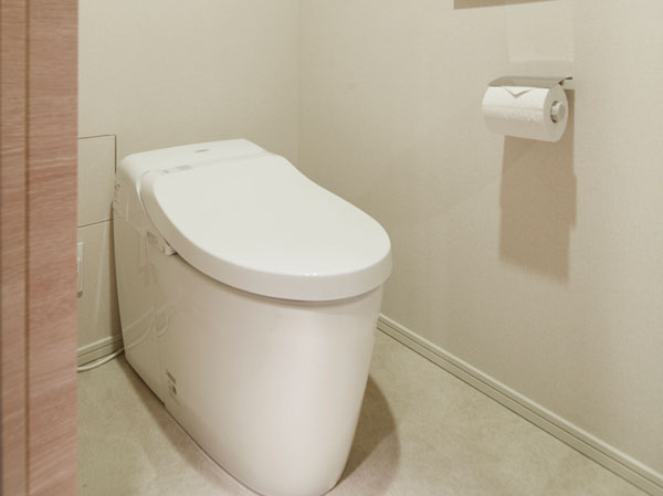 Toilet.  [Water-saving low silhouette toilet] A small amount (large 4.8L ・ By installing a water-saving toilet bowl to exhibit sufficient detergency with a small 3.6L), Make effective use of water resources.