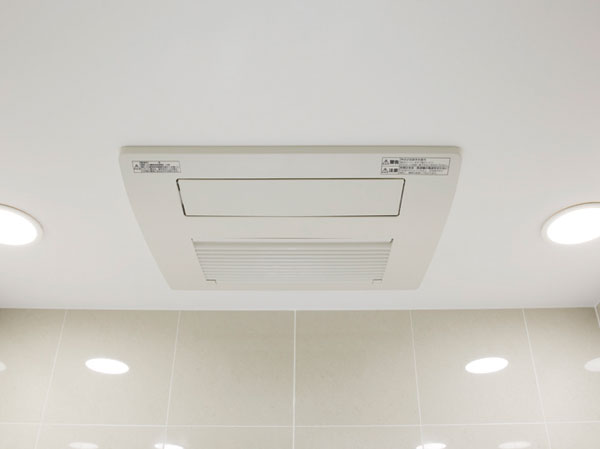 Bathing-wash room.  [Bathroom ventilation dryer] Not only to comfort the cold bath of winter, Not repel the mold in hot-air drying, The easier the cleaning of every day in the bathroom. Moreover, you can dry while multiplying the laundry on the hanger.