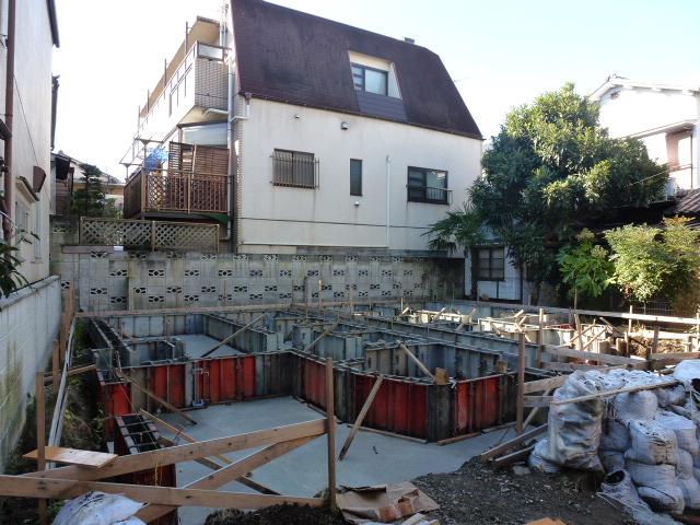 Local photos, including front road. Local (November 26, 2013) Shooting