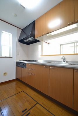 Kitchen. With under-floor storage