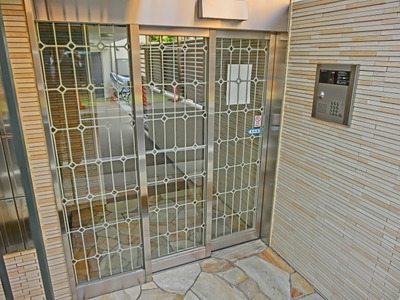Entrance. Auto-lock corresponding Entrance