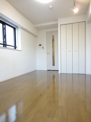 Living and room. Corner room! Two-sided lighting! Western-style 6.4 tatami rooms! 