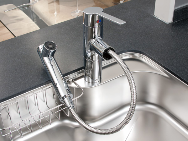 Kitchen.  [Single lever shower faucet] It has adopted a single-lever shower faucet with a built-in water purification cartridge.  ※ Cartridge replacement costs will be separately paid.