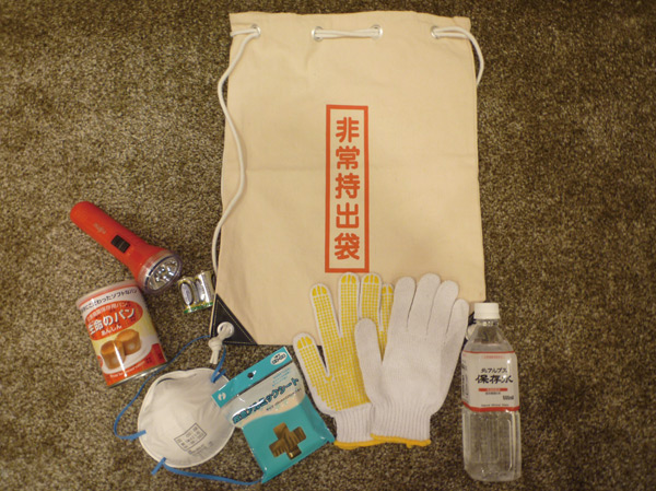 earthquake ・ Disaster-prevention measures.  [Disaster prevention Luc] We will be given the disaster prevention backpack to each household at the time of your delivery. Luc flame-retardant processing has been performed, Disaster save for drinking water, Canned bread that can be long-term storage, Cotton work gloves to dust mask, Compact size of the siren with radio light (with battery), Rescue sheet that can be used as an alternative to the blanket and overcoat because of the cold weather effect, It is lots of 7-piece set.