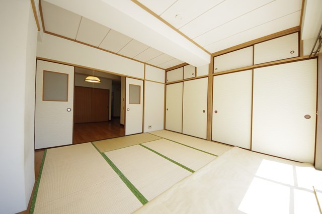 Living and room. Is a south-facing room. Day pat ☆