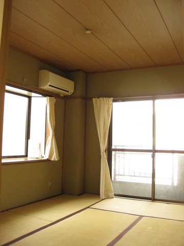 Living and room. Japanese-style room (about 6 Pledge) Air conditioning, Two-sided lighting