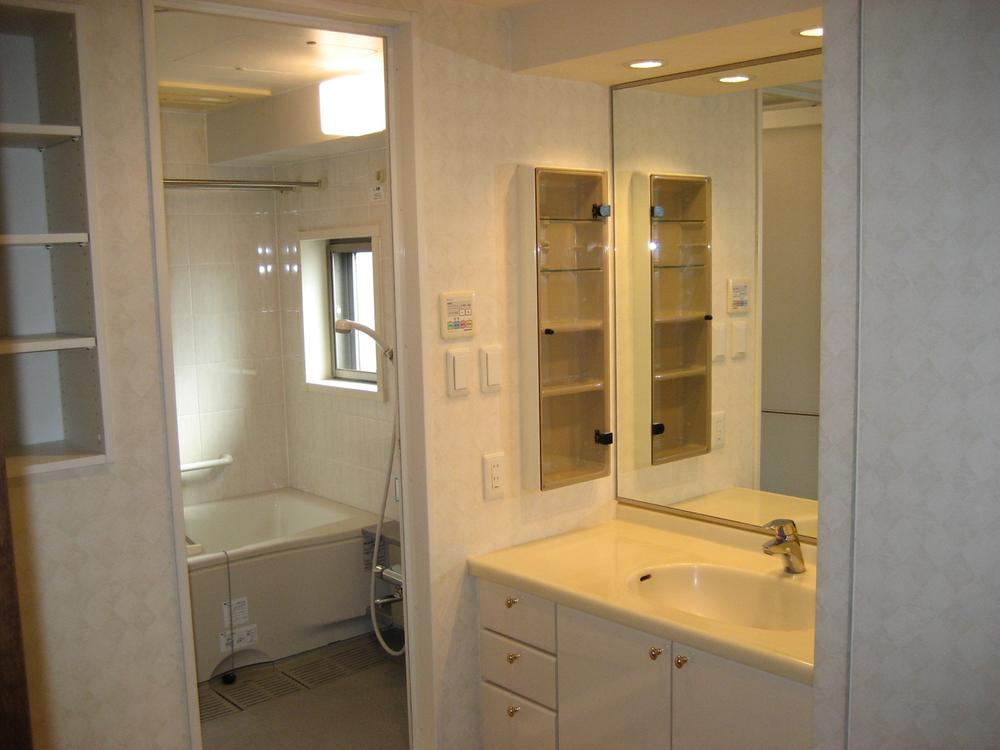 Wash basin, toilet. Indoor (08 May 2012) shooting