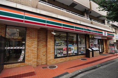 Convenience store. Seven-Eleven (convenience store) to 350m