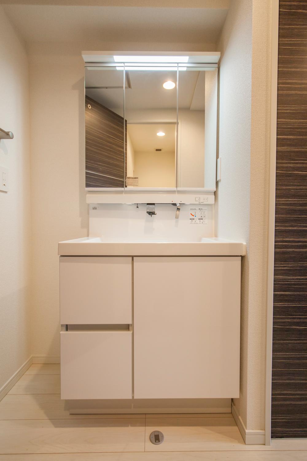 Wash basin, toilet. Indoor (11 May 2013) Shooting