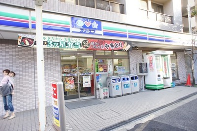 Convenience store. Three F Sendagi 4-chome up (convenience store) 185m