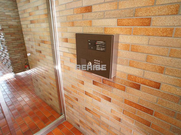 Security equipment. Auto-lock the entrance