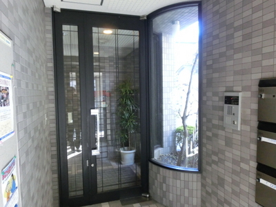 Entrance. Auto lock-conditioned peace of mind