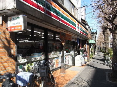 Convenience store. 500m to Seven-Eleven (convenience store)