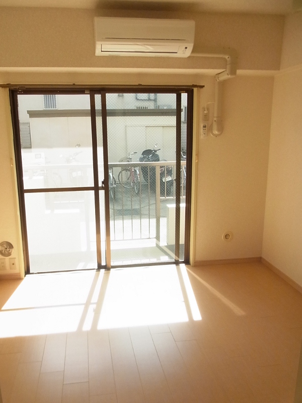 Living and room.  ■ Sunny ■