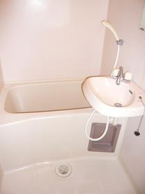 Bath.  ■ Spacious bathtub equipped ■