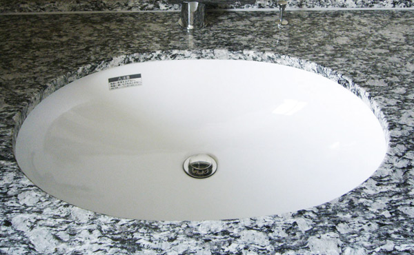 Bathing-wash room.  [Bathroom vanity] Adopt a superior natural stone to durability and hygiene in the bathroom vanity counter. Wash bowl has adopted a simple elliptical basin bowl of, It is a design that beautifully harmonize with the texture of the natural stone counter.