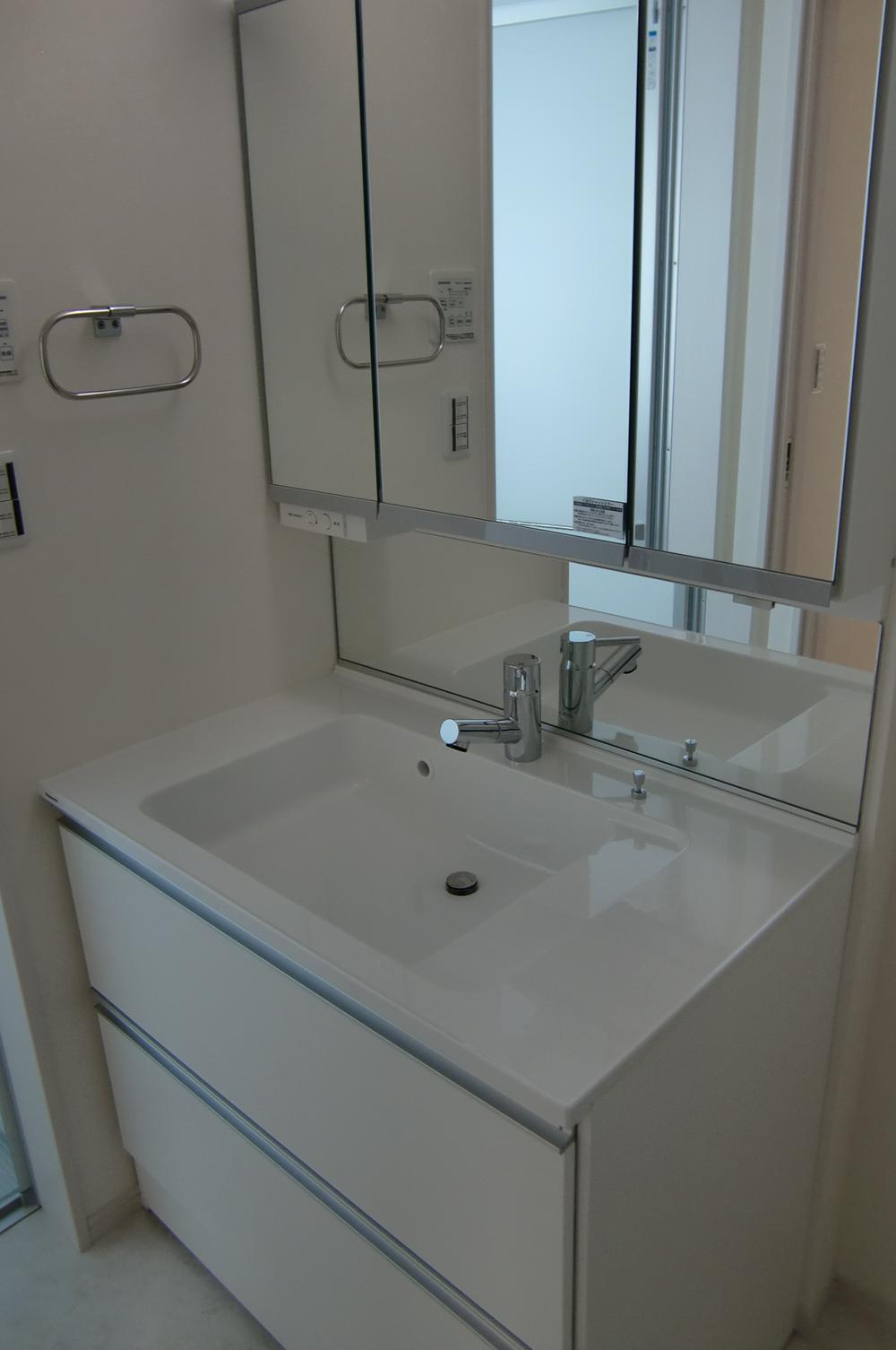 Wash basin, toilet. Wash basin with a three-sided mirror (May 2013) Shooting