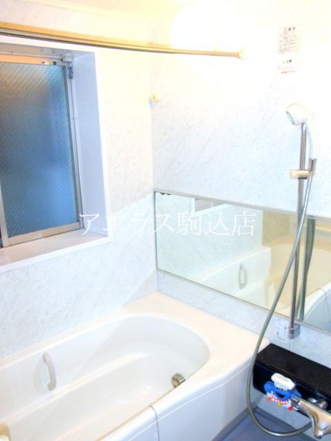 Bath. Spacious Otobasu ・ With bathroom dryer, Also have a large window.