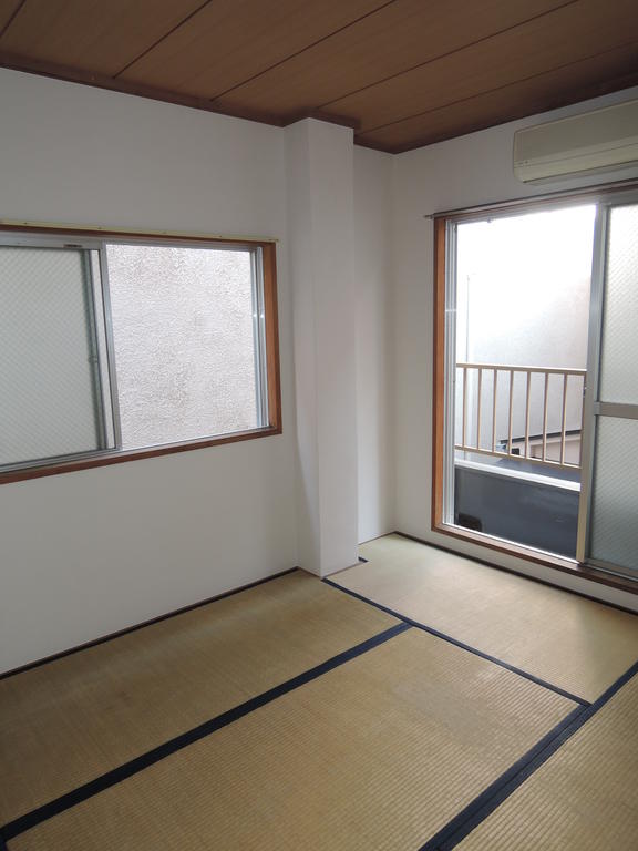 Living and room. Japanese-style room to settle