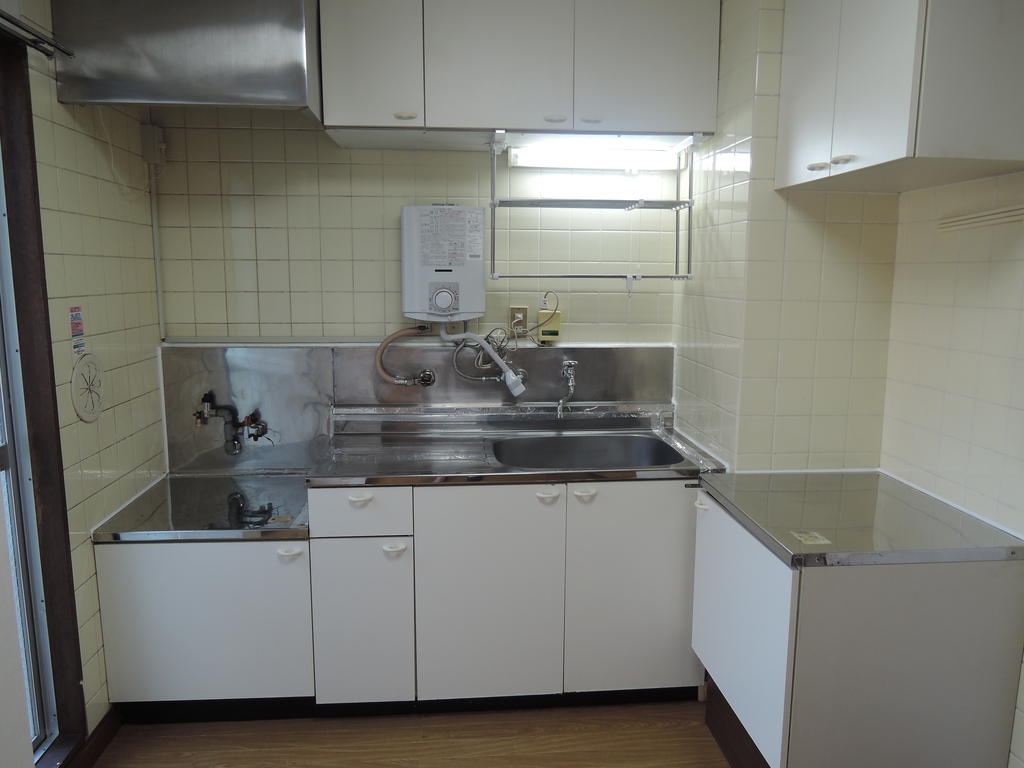 Kitchen. Also spacious kitchen! Storage is happy