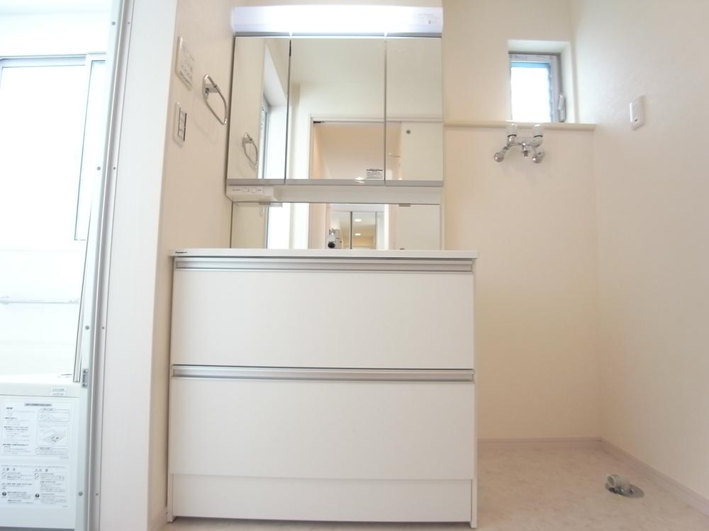 Wash basin, toilet. Washroom of room