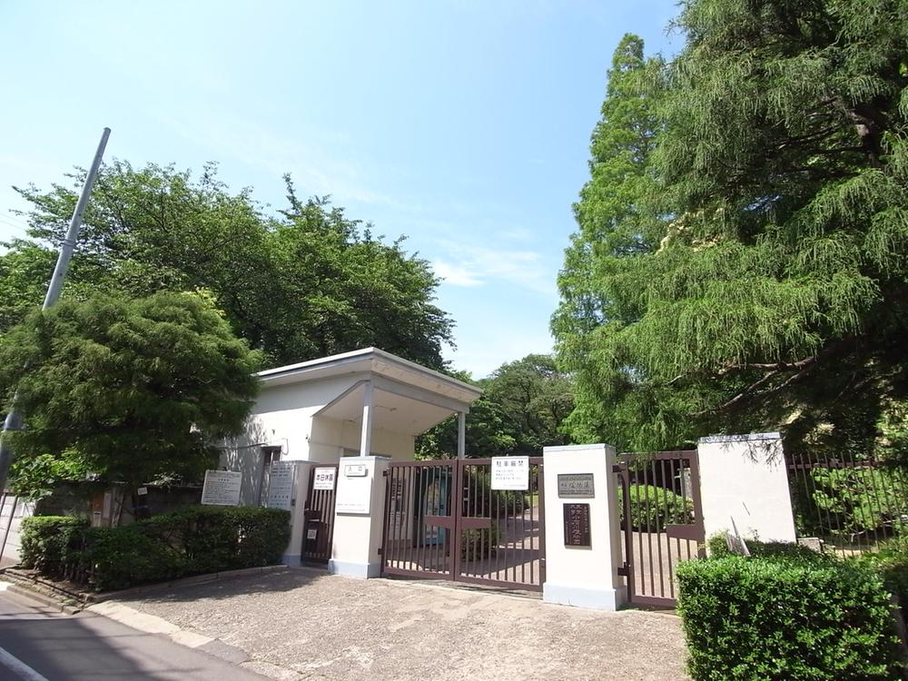 park. 650m to Koishikawa Botanical Garden