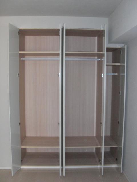 Receipt. Closet of the northeast side of the room