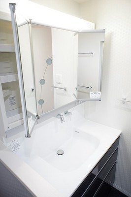 Washroom. Independent wash basin of triple mirror