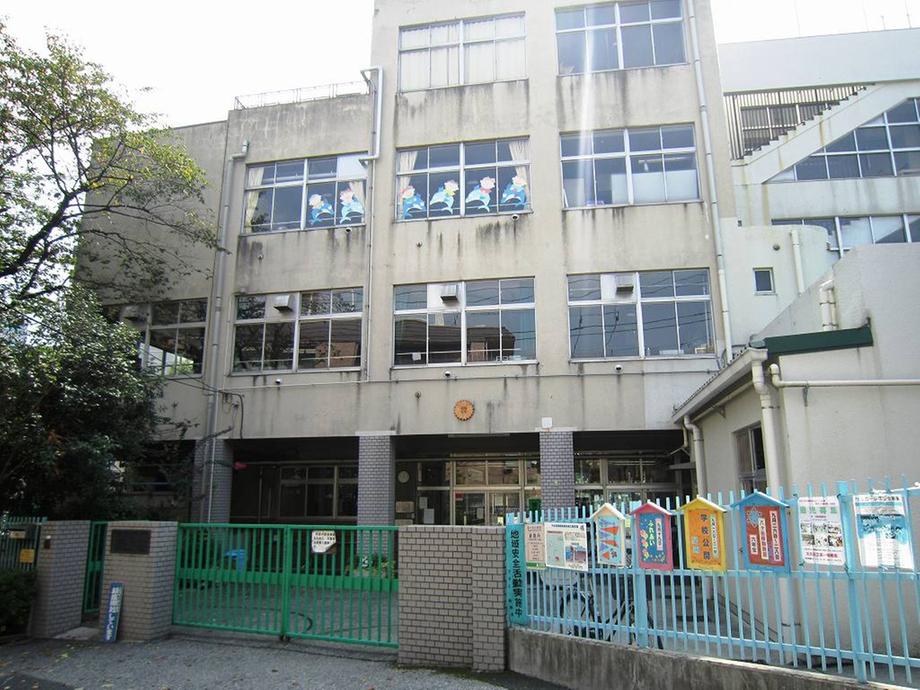 Primary school. Yubiketani until elementary school 130m