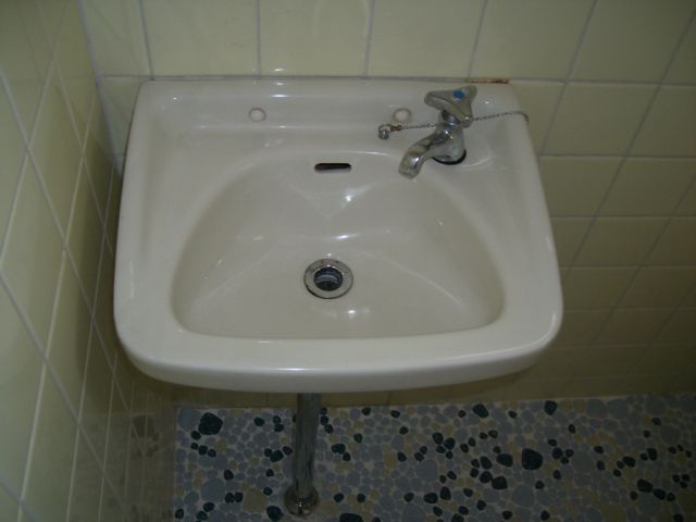 Washroom. Washbasin Yes