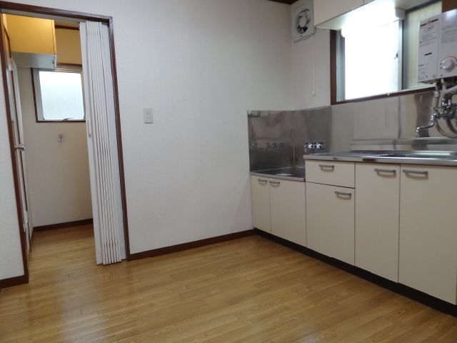 Kitchen. Two-burner gas stove can be installed