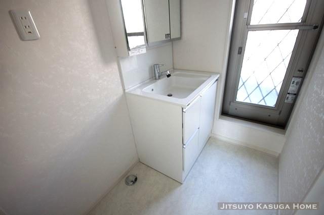 Wash basin, toilet. 5 Building room