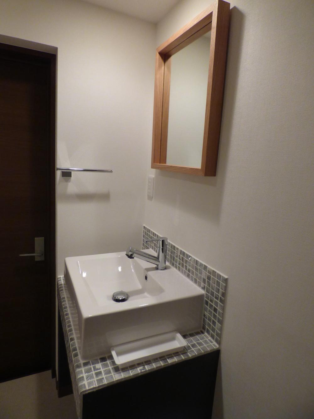 Wash basin, toilet. Wash basin