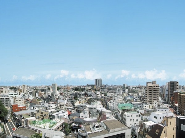In order to position on a hill, Open-minded view spreads from the lower floors.  ※ Published photograph of, About 15m from local ・ Height of 10 floors equivalent (about 30m) than taking a northeast direction which was partially CG processing in (July 2013) the photo, Slightly different from the actual view