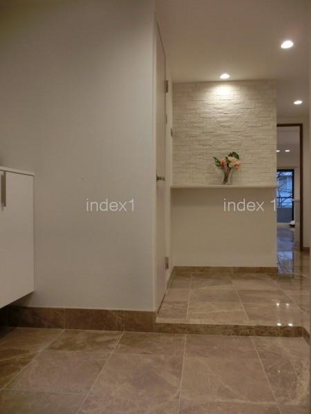 Entrance. Entrance of the white tones and has motion sensors corresponding ☆