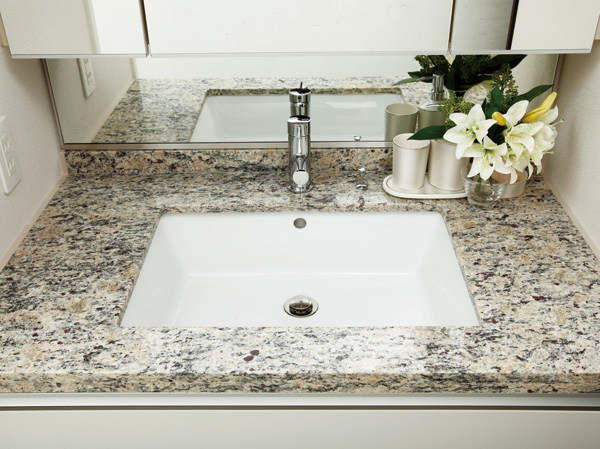Bathing-wash room.  [Vanity counter of granite] Vanity counter tops are beautiful granite. Bowl of square shape is easy to use, Care is just as easy to wipe quickly.