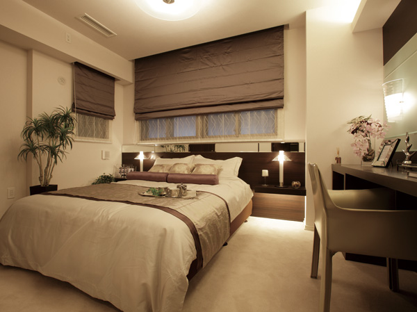 Interior.  [Main bedroom] Storage capacity of a walk-in closet and a room full of space with an open feeling caused by two consecutive window, Meet the private time in the deep relaxation and peace. Also, You can also efficiently layout, such as beds and furniture.