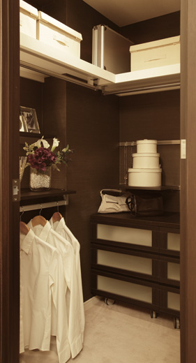 Interior.  [Walk-in closet] Features, such as plenty of walk-in closet and the closet that can be stored and clothing.