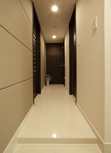 Interior.  [entrance] Floor followed from the front door to the hallway, Texture paste and the rich white tile, Carousel exudes elegance befitting the face of the house.