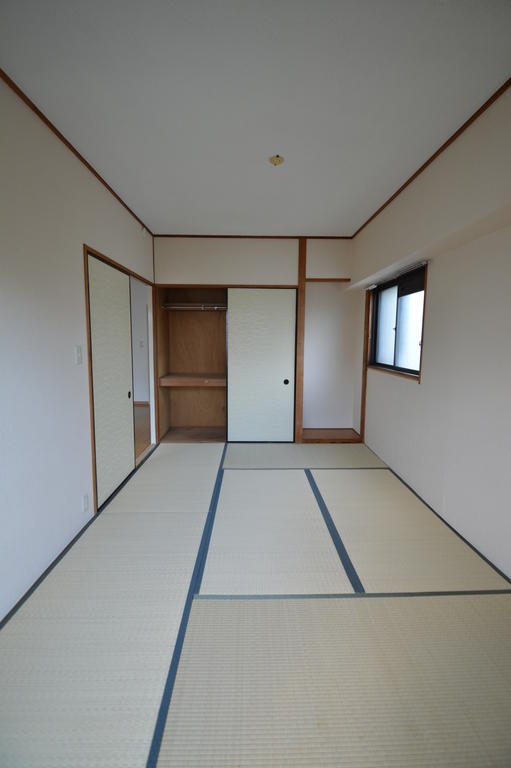 Living and room. Japanese-style room 6 tatami, Day two-plane daylight ◎