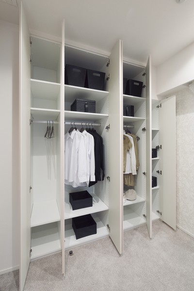 Western-style (1) there is a ceiling to the height established the "closet" "things On" that a lot can be stored