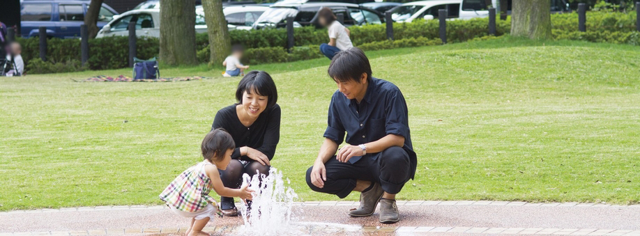 Close to is the family tends to live in the environment that the child care because there is a spacious park play along with the children (W's shooting at the family "Mejirodai Sports Park")